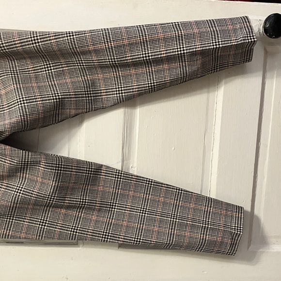 Like new. Old Navy sz 14. Waist 30”-31” inseam cropped in is 26”. Real pkts in - Picture 11 of 11